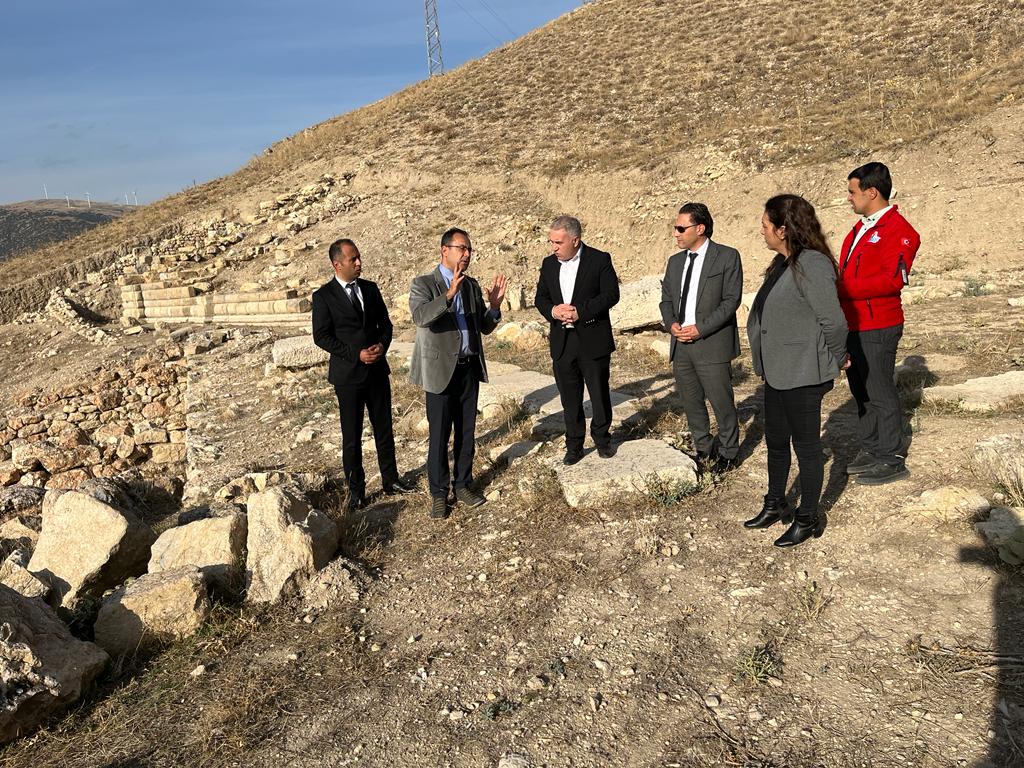 Kaymakam Antik Tiyatroyu  İnceledi