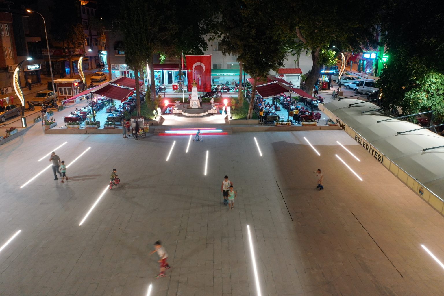 BAŞKAN SARI VERDİĞİ SÖZLERİ FAZLASIYLA TAMAMLADI 5 dinar cumhuriyet meydani 1536x1024 1