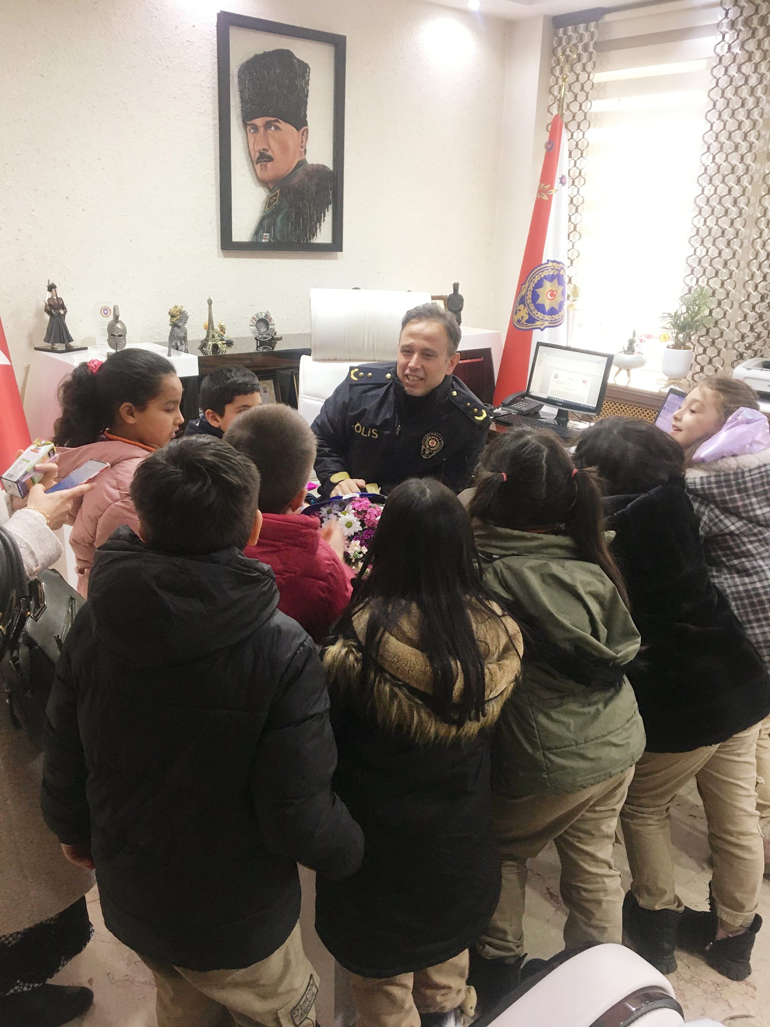 MİNİK ÖĞRENCİLER POLİS AMCALARINI ZİYARET ETTİ 2 420156504 10161170359848232 364342844860211548 n