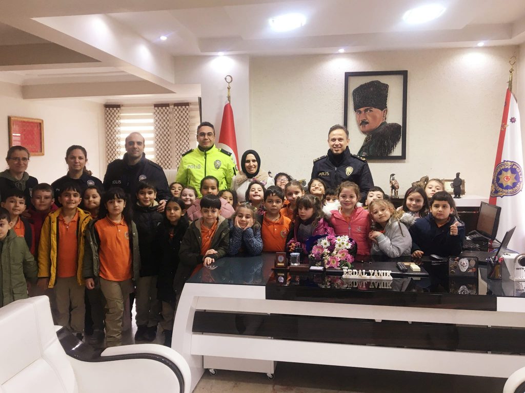 MİNİK ÖĞRENCİLER POLİS AMCALARINI ZİYARET ETTİ