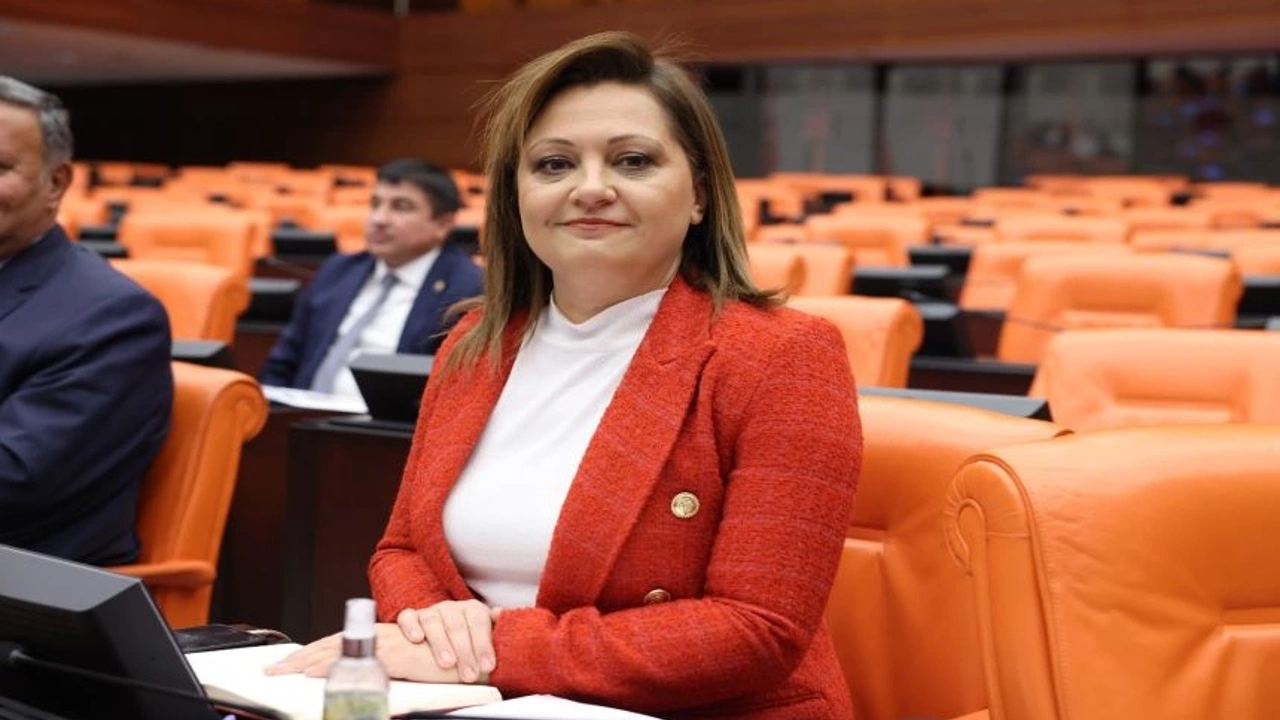 KÖKSAL, “GAZETECİLER DEMOKRASİNİN OLMAZSA OLMAZI”