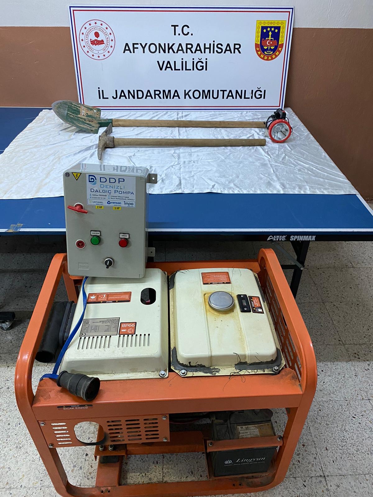 Dinar’da Jandarma Define Arayan 4 kişiyi Yakaladı