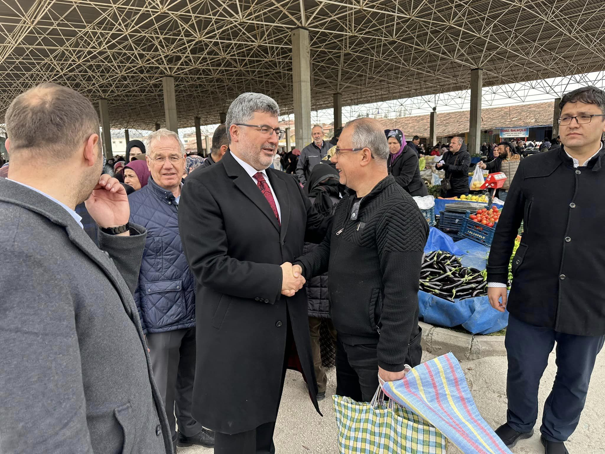 AK Parti Afyonkarahisar Milletvekili Ali Özkaya, partisinin adayları için sahadan ayrılmıyor. 2 430869758 7283243245093317 531351856662998396 n