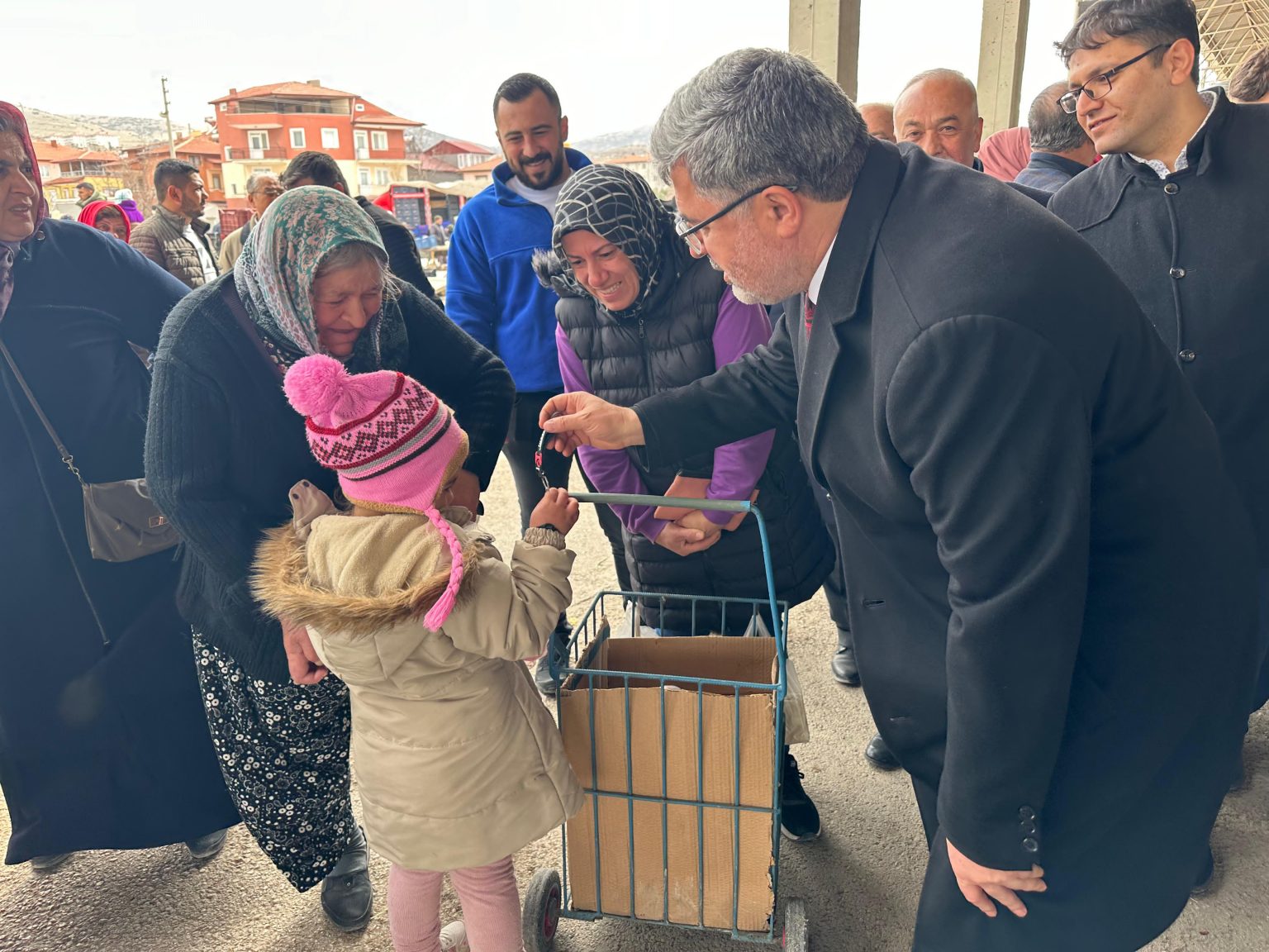 AK Parti Afyonkarahisar Milletvekili Ali Özkaya, partisinin adayları için sahadan ayrılmıyor. 4 IMG 20240305 WA0104 1536x1152 1