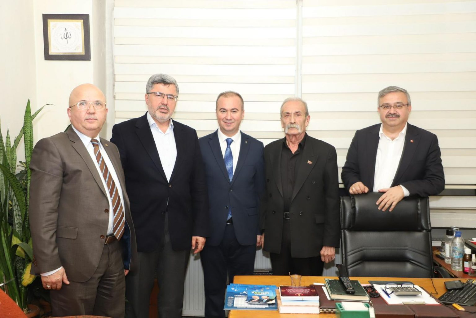 AK Parti Afyonkarahisar Milletvekili Ali Özkaya, partisinin adayları için sahadan ayrılmıyor. 5 IMG 20240305 WA0105 1536x1025 1