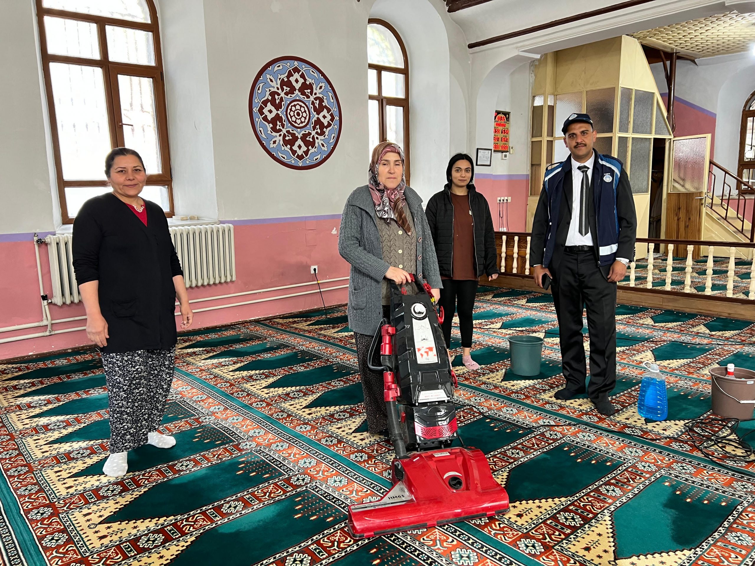 Dinar’da Ramazan Bayramı Öncesi Camilerimizde Temizlik Yapıldı