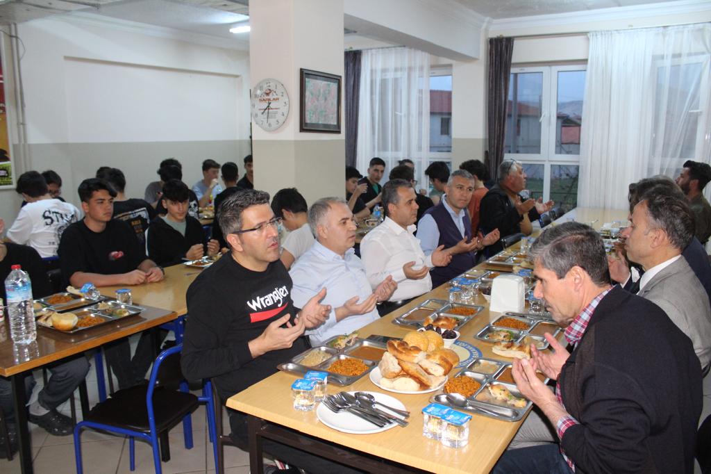 KAYMAKAM DURU ÖĞRENCİLERİMİZLE İFTARDA BULUŞTU 8 IMG 20240402 WA0047