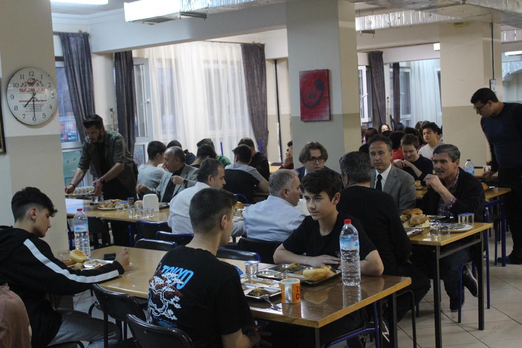 KAYMAKAM DURU ÖĞRENCİLERİMİZLE İFTARDA BULUŞTU 9 IMG 20240402 WA0048