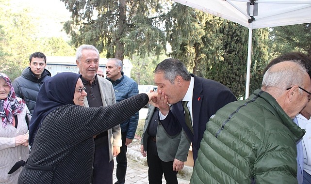 baskan veysel topcu kabristana gelen vatandaslarin bayramini kutladi 1107