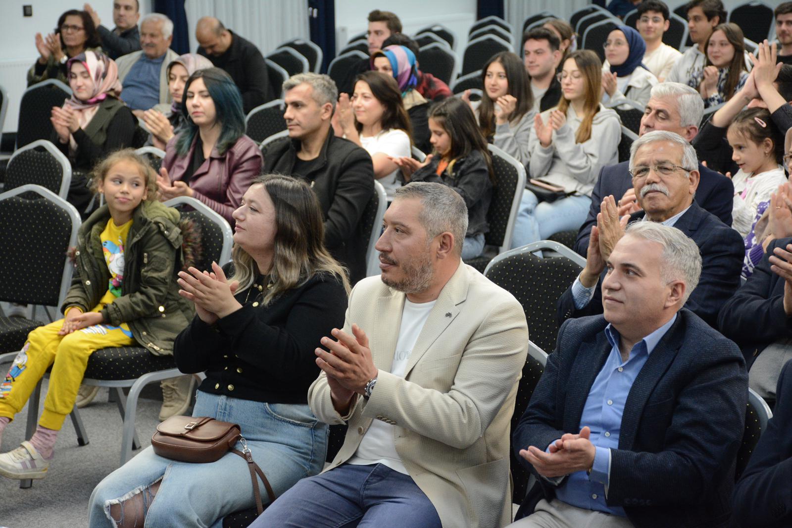 Dinar'da Kum Sanatı Gösterisi ve Şiir Dinletisi Halkımızdan Yoğun İlgi Gördü 4 13705619671715664647