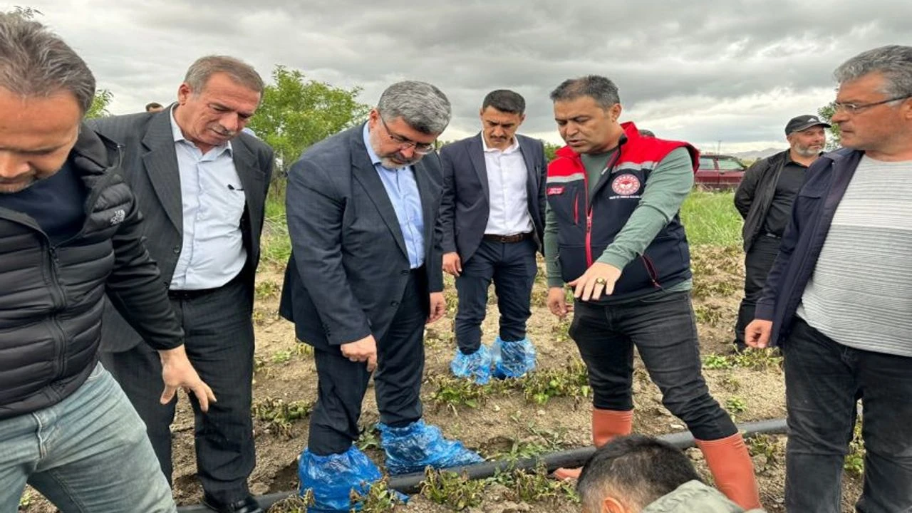 ÖZKAYA, “ÇAMURDA TARLAYA GİREN VEKİLİN TAKDİR EDİLMESİ GEREKİR” 1 ozkaya camurda yagmurda tarlalari incelememiz kabahat mi 2 kopya