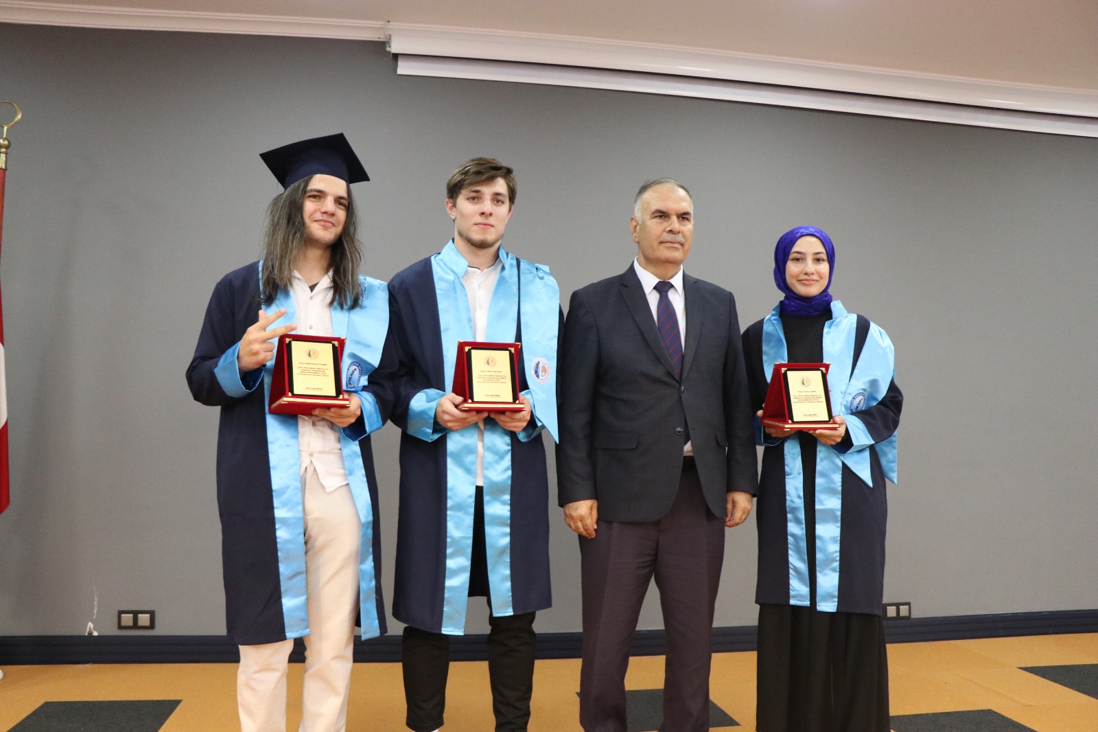 Dinar Belediye Başkanımız Veysel Topçu,Üniversite Öğrencilerimizin Mezuniyet Sevincine Ortak Oldu 4 011abdc5 c861 4b7c b151 bd90c582e517