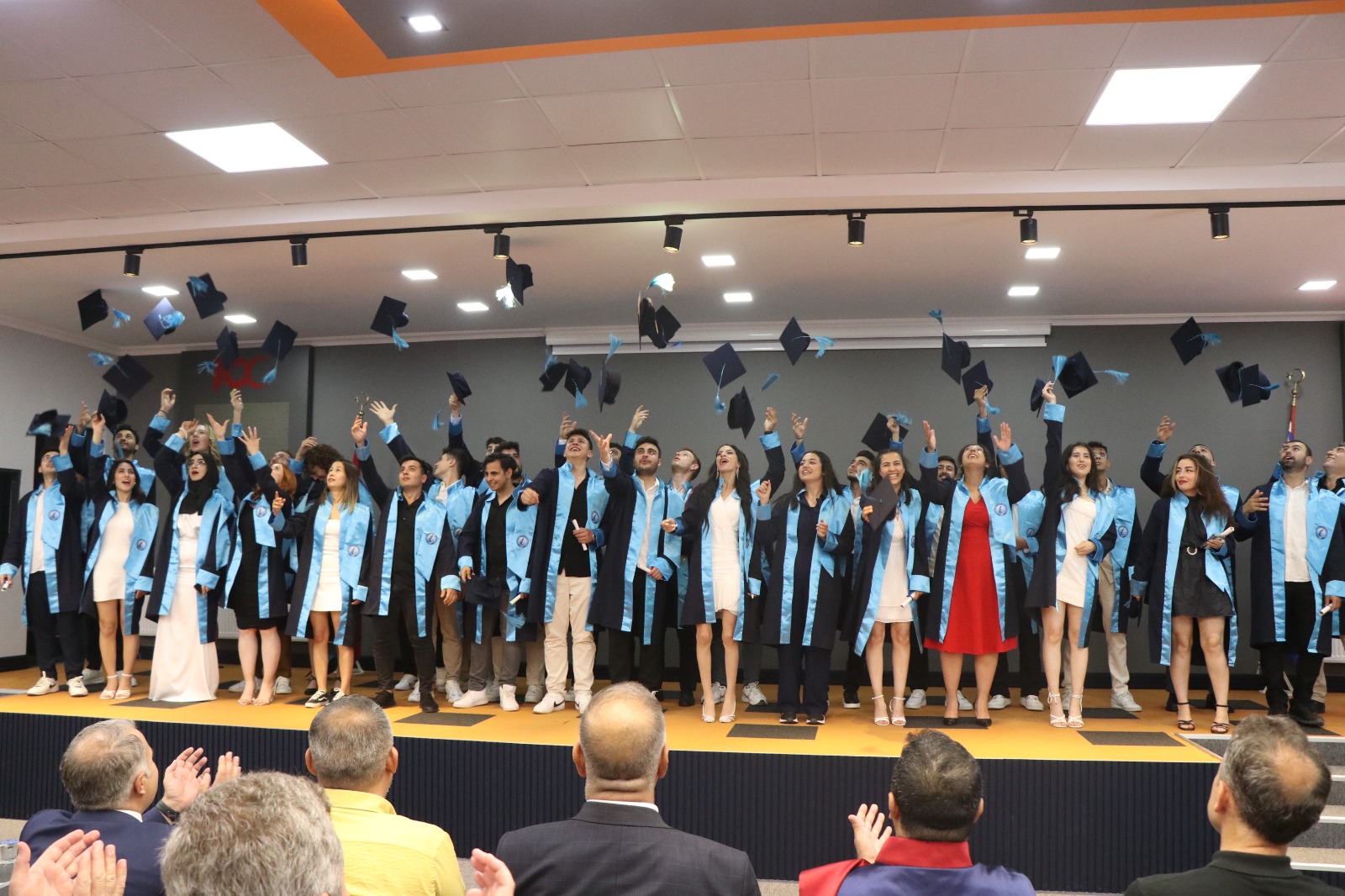 Dinar Belediye Başkanımız Veysel Topçu,Üniversite Öğrencilerimizin Mezuniyet Sevincine Ortak Oldu 8 198a112f 9de7 4dae 9ee9 a4c9181006a6