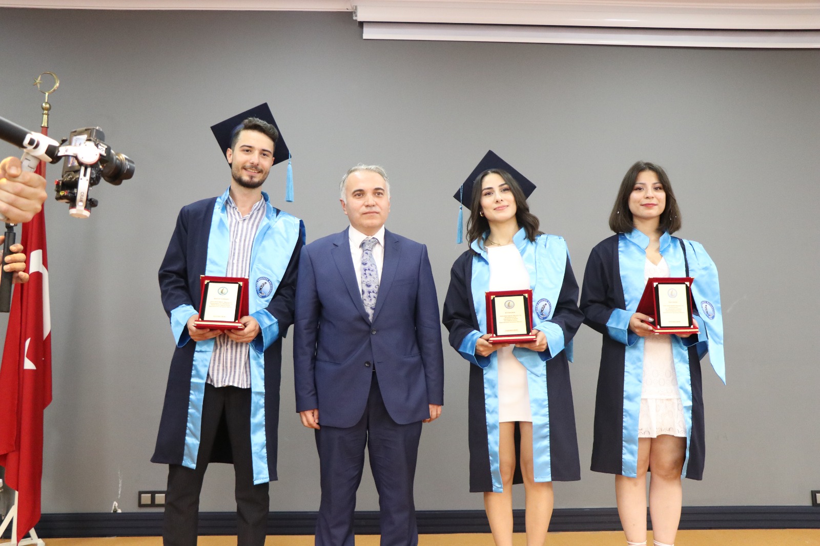 Dinar Belediye Başkanımız Veysel Topçu,Üniversite Öğrencilerimizin Mezuniyet Sevincine Ortak Oldu 3 6decd1c2 e01d 4685 936e 9c378d01b43a