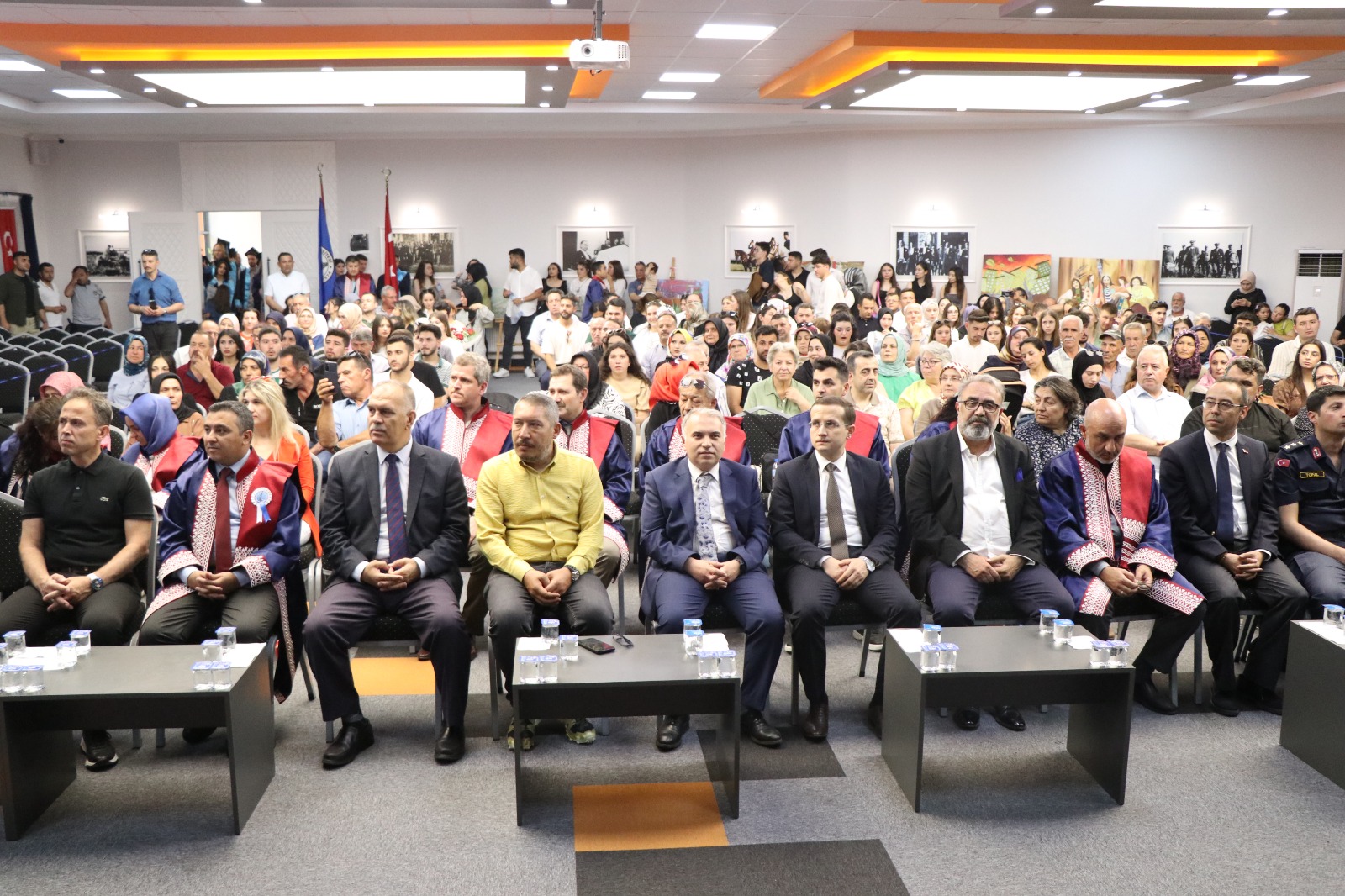 Dinar Belediye Başkanımız Veysel Topçu,Üniversite Öğrencilerimizin Mezuniyet Sevincine Ortak Oldu 2 9ffb7228 f944 4e11 b252 dcd1035501b3