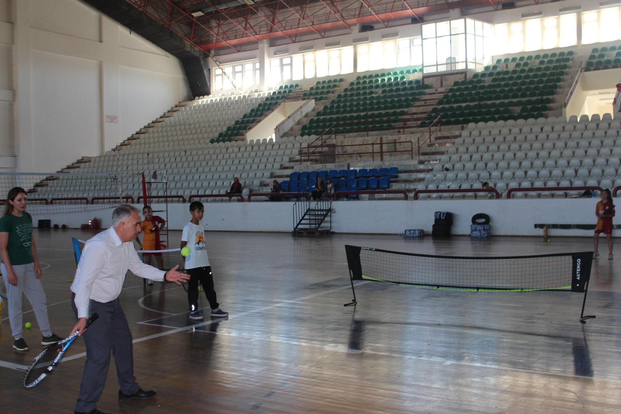 KAYMAKAM DURU YAZ SPOR KURSLARINI ZİYARET ETTİ. 2 10810937101722264577