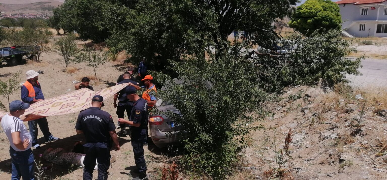 TRAFİK KAZASI YARALIYI ÜSTÜNE HABA TUTARAK SERİNLETMEYE ÇALIŞTILAR