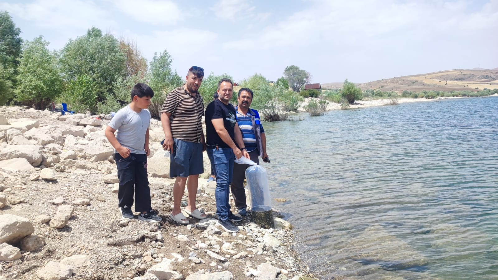 115 BİN YAVRU SAZAN GÖLLERE BIRAKILDI