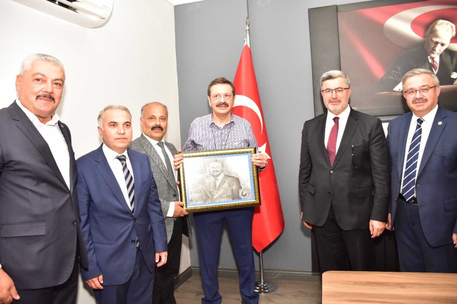 DÜNYA ODALAR FEDERASYONU VE TÜRKİYE ODALAR VE BORSALAR BİRLİĞİ BAŞKANIMIZ HİSARCIKLIOĞLU DİNAR TİCARET VE SANAYİ ODASINI ZİYARET ETTİ