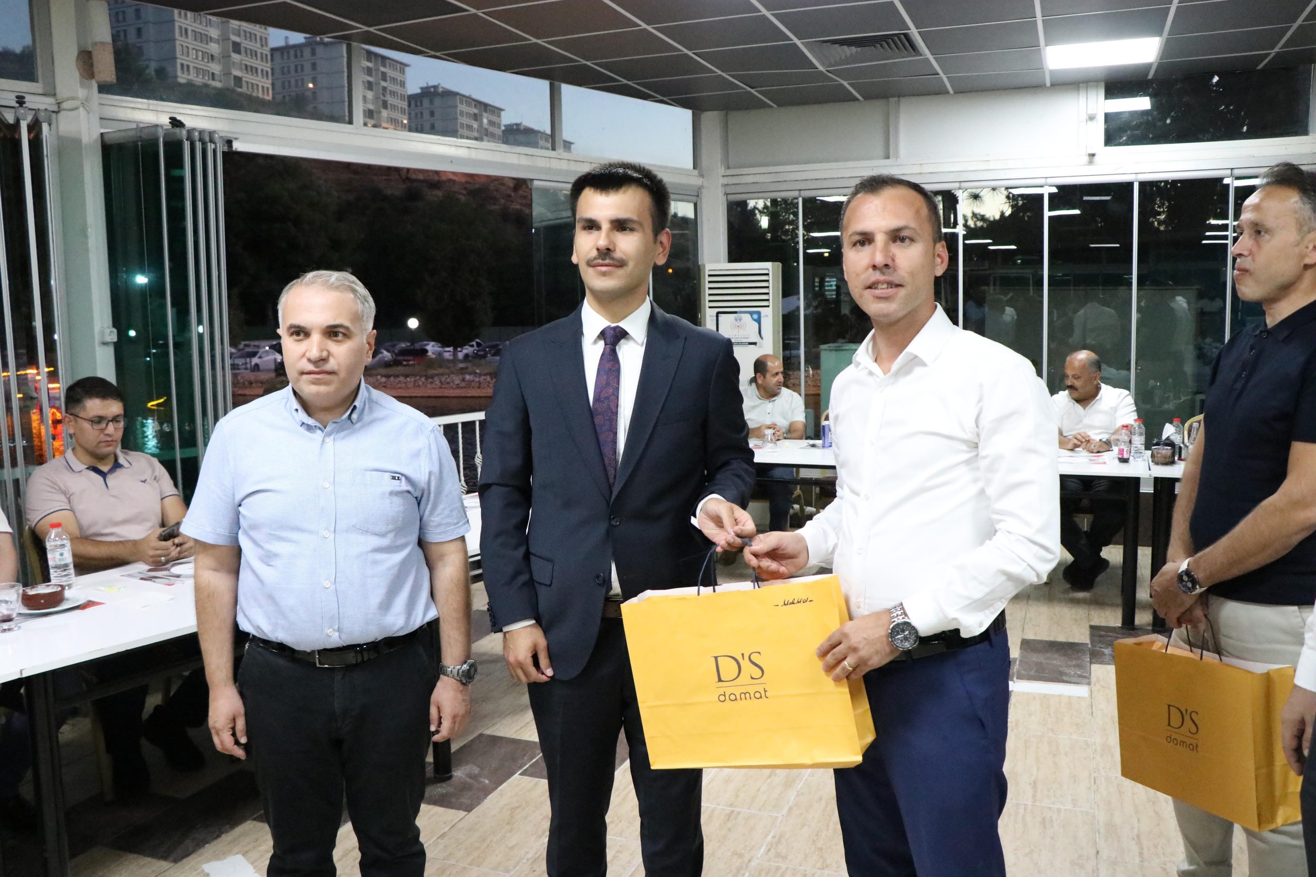 “Belediye Başkanı Topçu, Veda Yemeğine Katıldı” 5 13124683061723487517 scaled