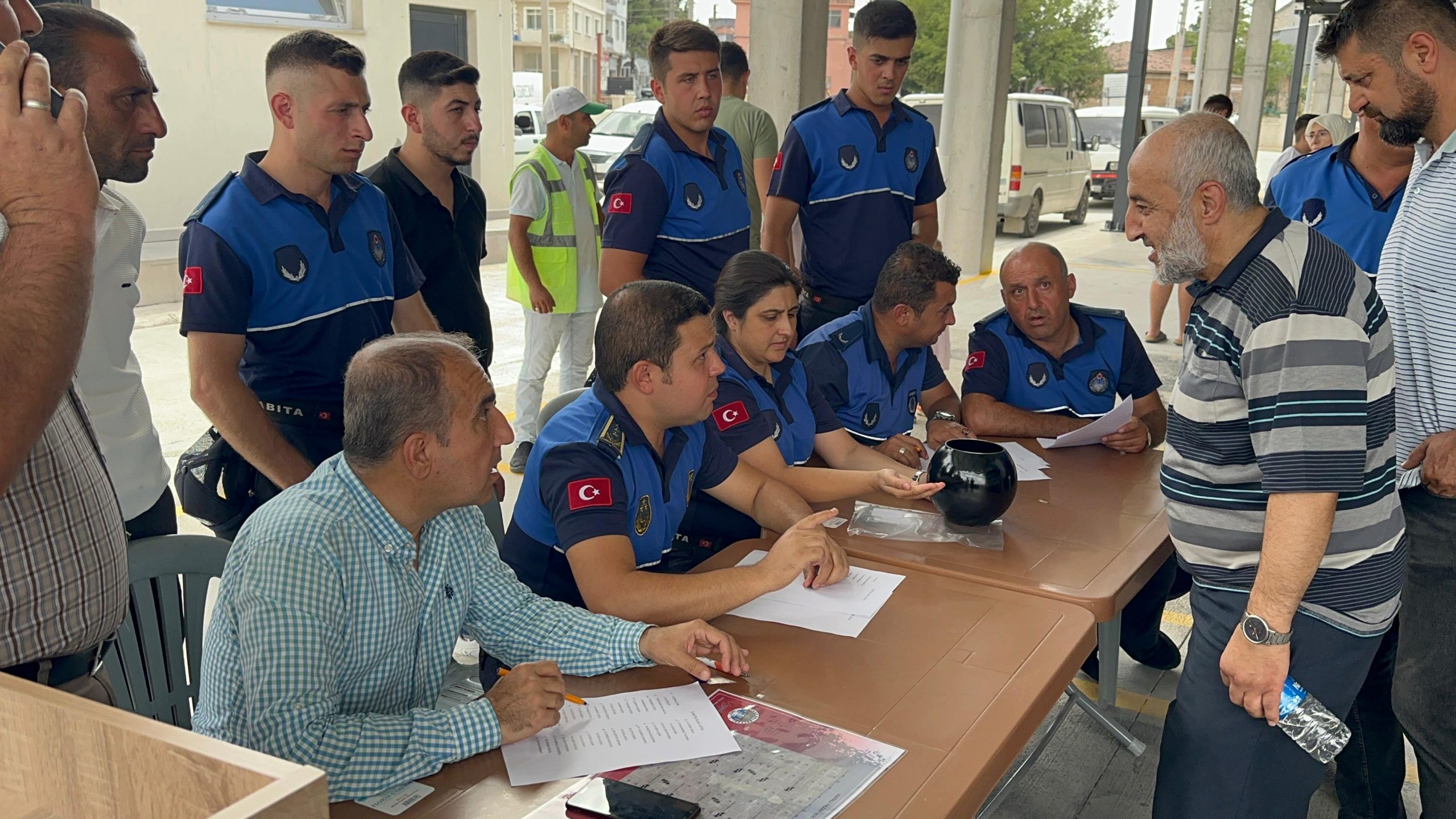 “Yeni Kapalı Pazar Yerinde Kura Çekimi ile Esnaflara Tezgah Teslimi Gerçekleşti” 5 14042857101724319194 scaled