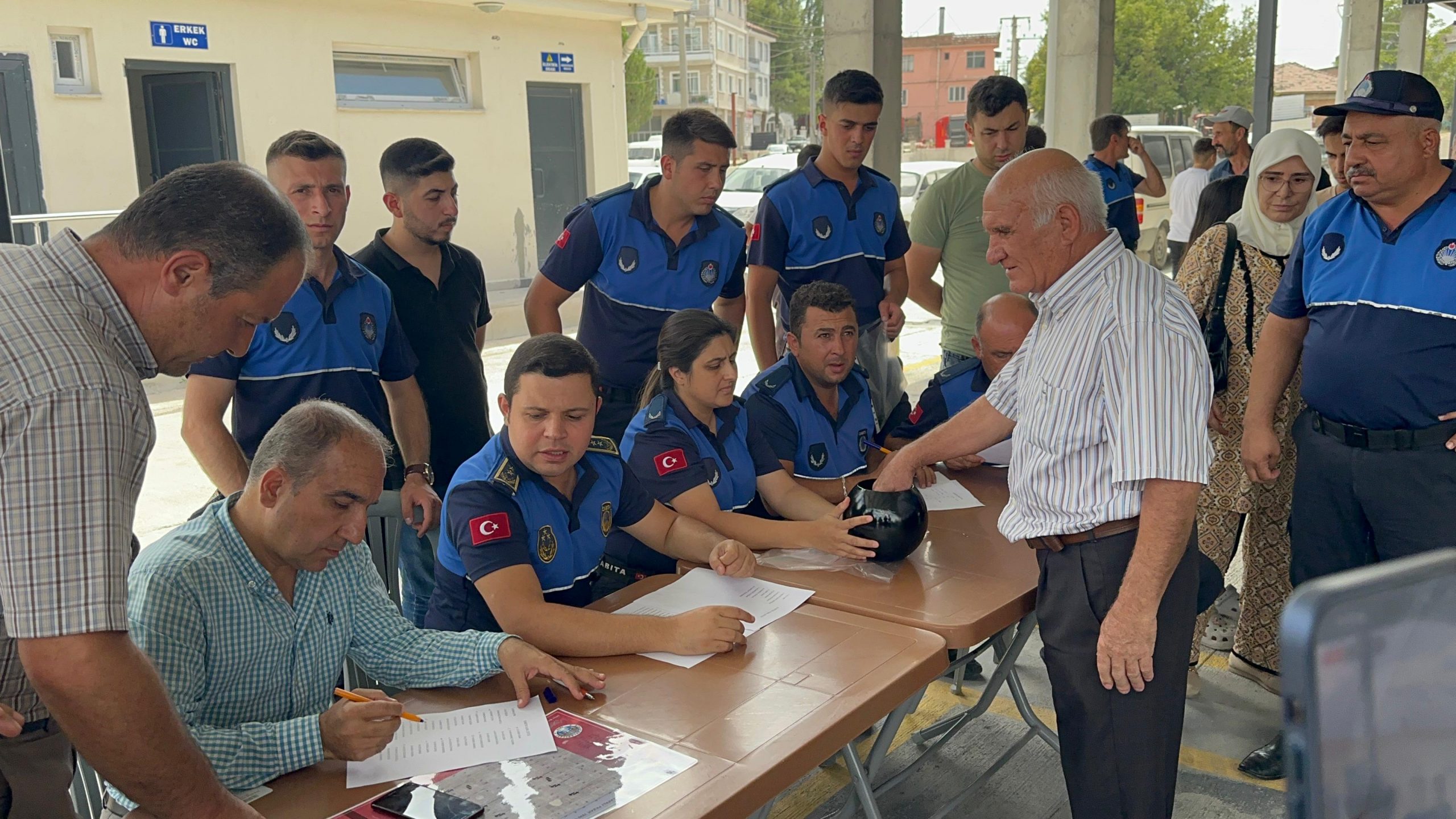 “Yeni Kapalı Pazar Yerinde Kura Çekimi ile Esnaflara Tezgah Teslimi Gerçekleşti” 6 14358108741724319198 scaled