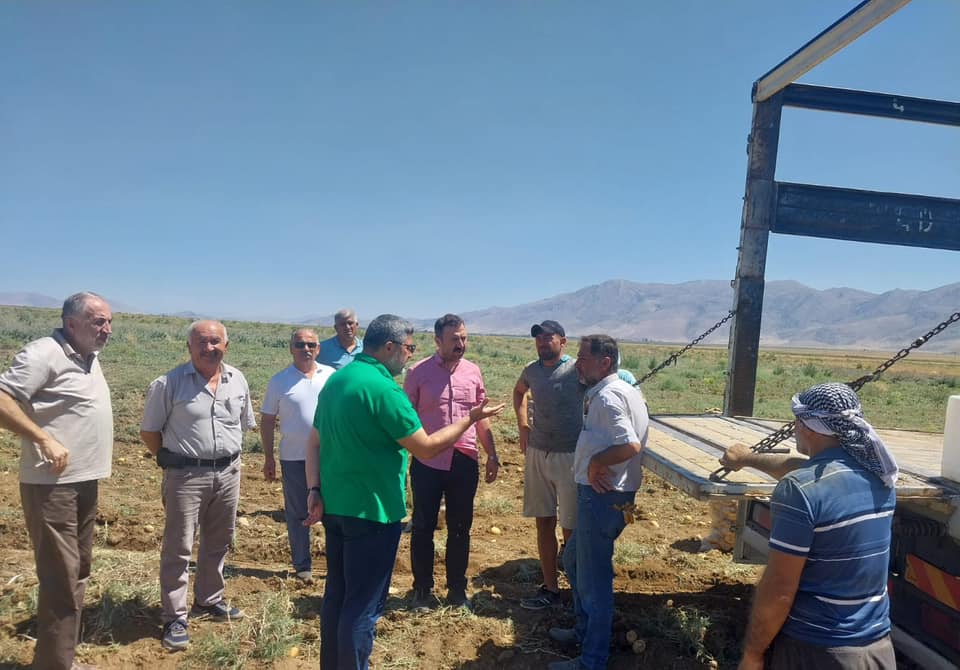 MİLLETVEKİLİ ÖZKAYA ÇÖL OVASINDA PATATES ÜRETİCİLERİYLE GÖRÜŞTÜ