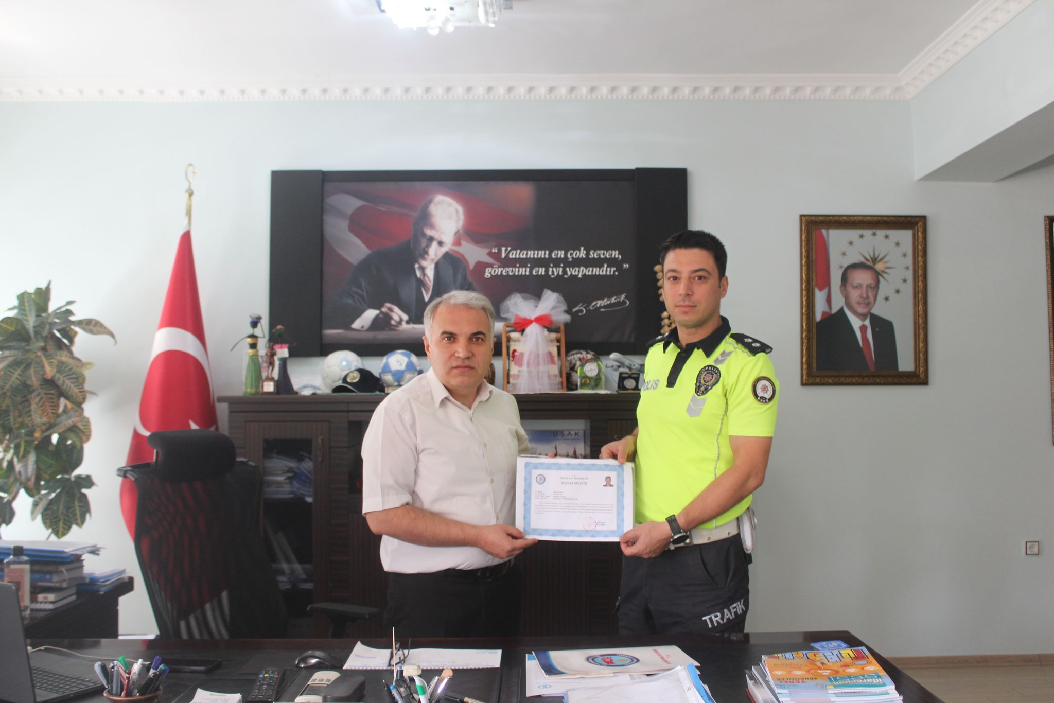 Kaymakam Duru’dan İlçe Emniyet Müdürü Yanık ve Bölge Trafik Amiri Doğan’a Başarı Belgesi 3 5043476241722927468