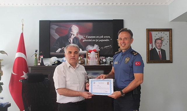 Kaymakam Duru’dan İlçe Emniyet Müdürü Yanık ve Bölge Trafik Amiri Doğan’a Başarı Belgesi