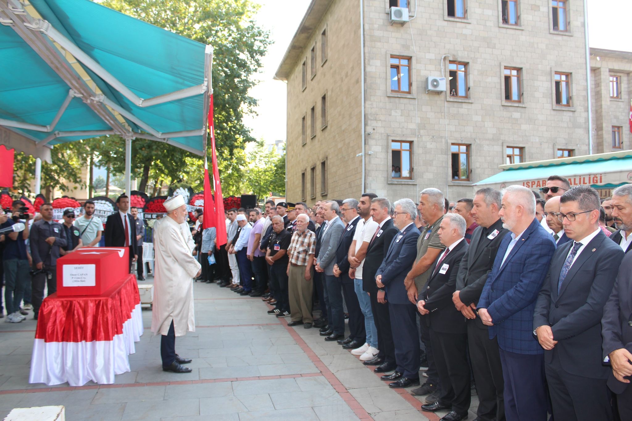 KAYMAKAM DURU ŞEHİDİMİZİN CENAZE TÖRENİNE KATILDI. 2 13850421391726160544