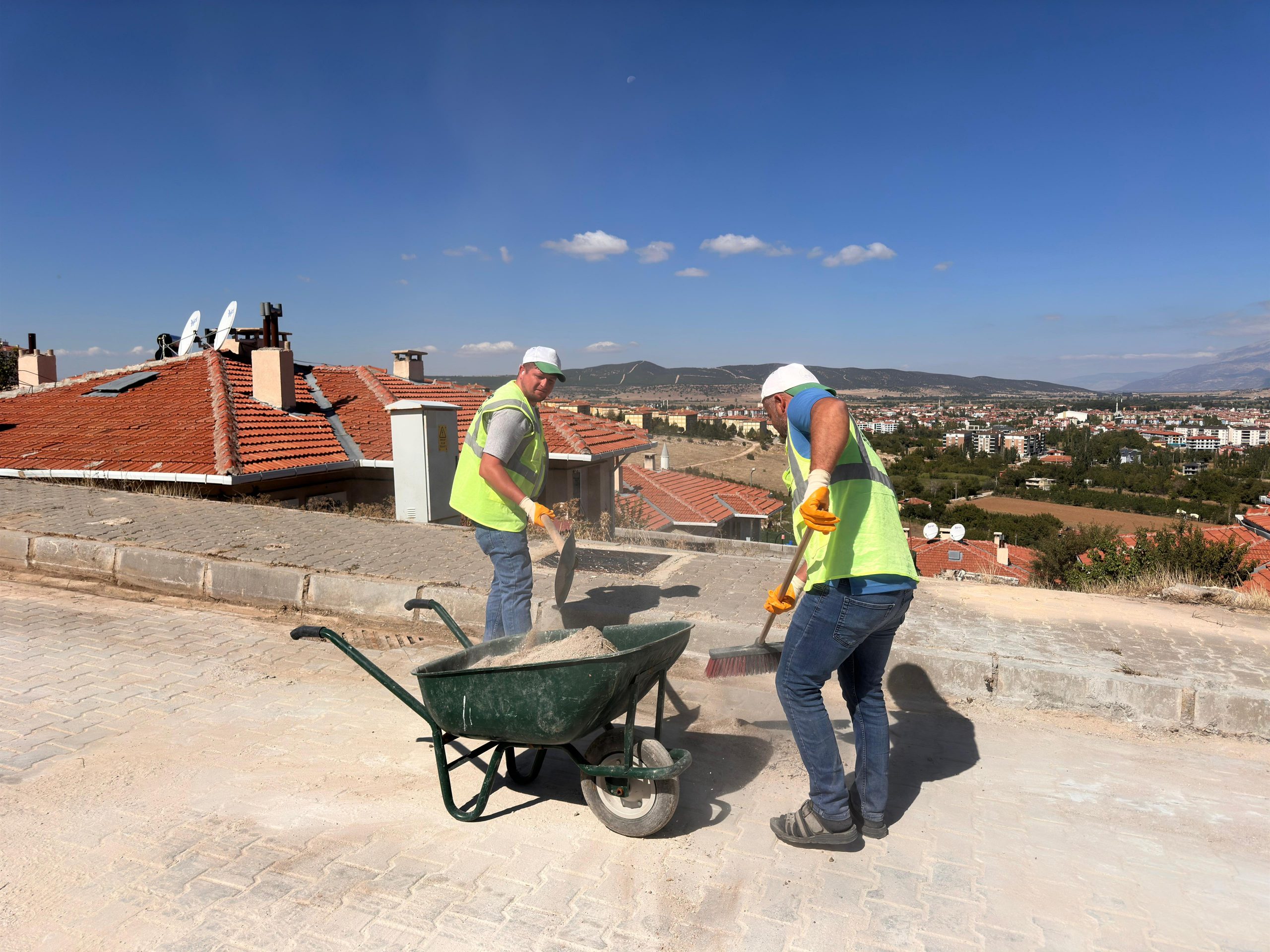 İlçemizde Temizlik Çalışmaları Hız Kesmeden Devam Ediyor 3 17921724261727248805 scaled