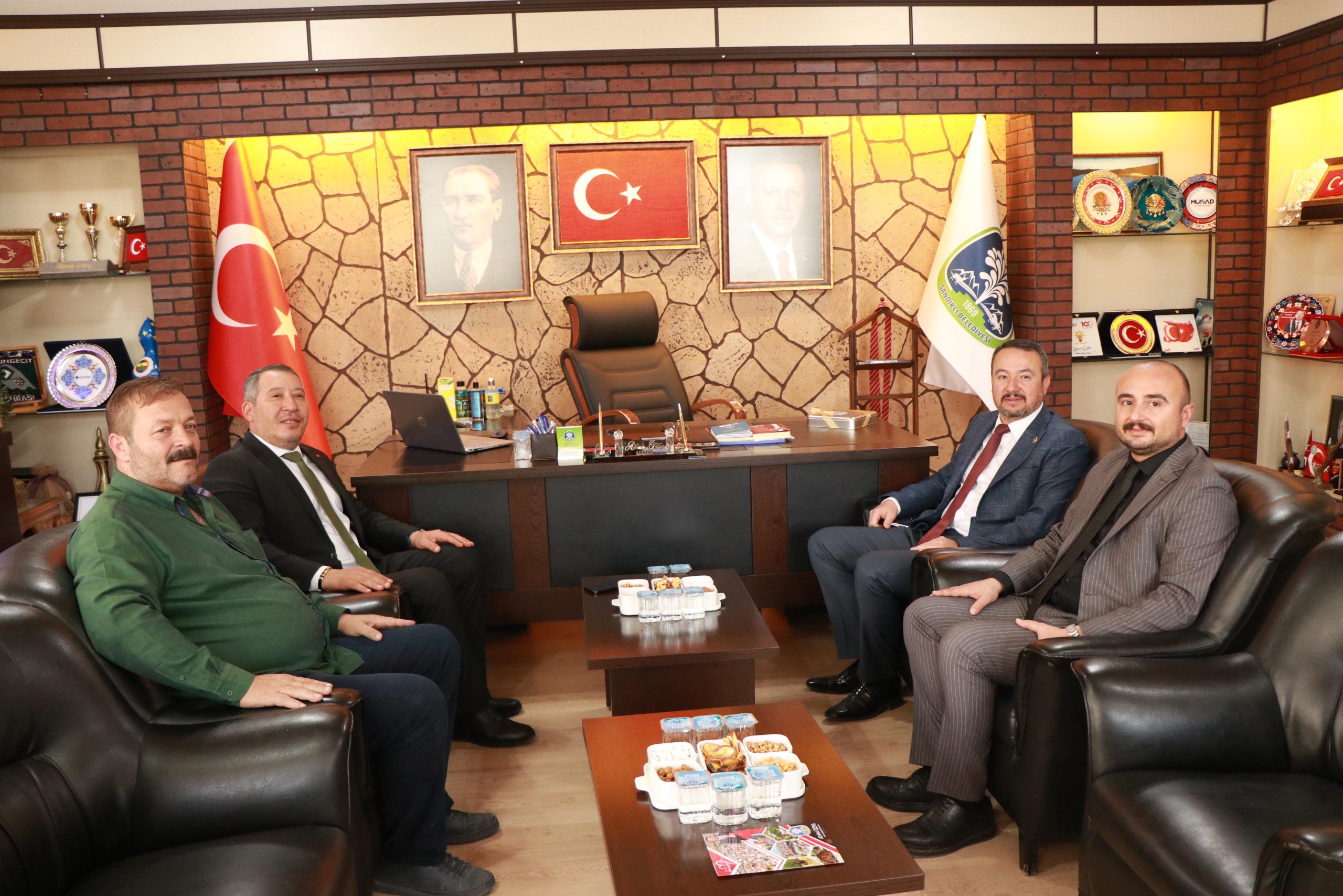 Dinar Belediye Başkanımız Veysel Topçu, Sandıklı Belediye Başkanımız Adnan Öztaş’ı makamında ziyaret etti. 4 17659966441728926810 scaled