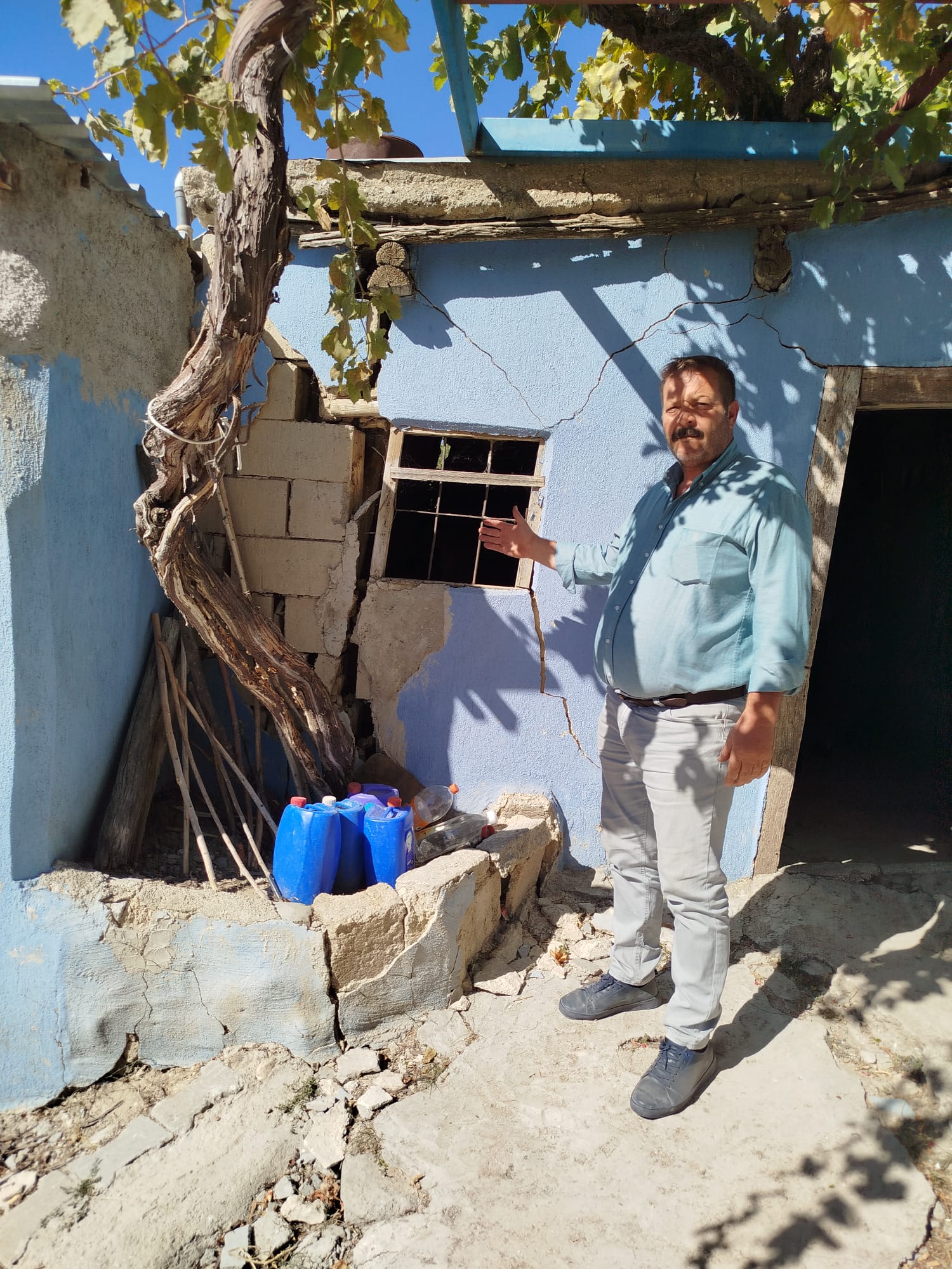 CHP Dinar İlçe Başkanı Ali Arıkan ve Yönetim Kurulu Üyeleri, Akçaköy'deki Hasarları Yerinde İnceledi 7 21222697011728282633