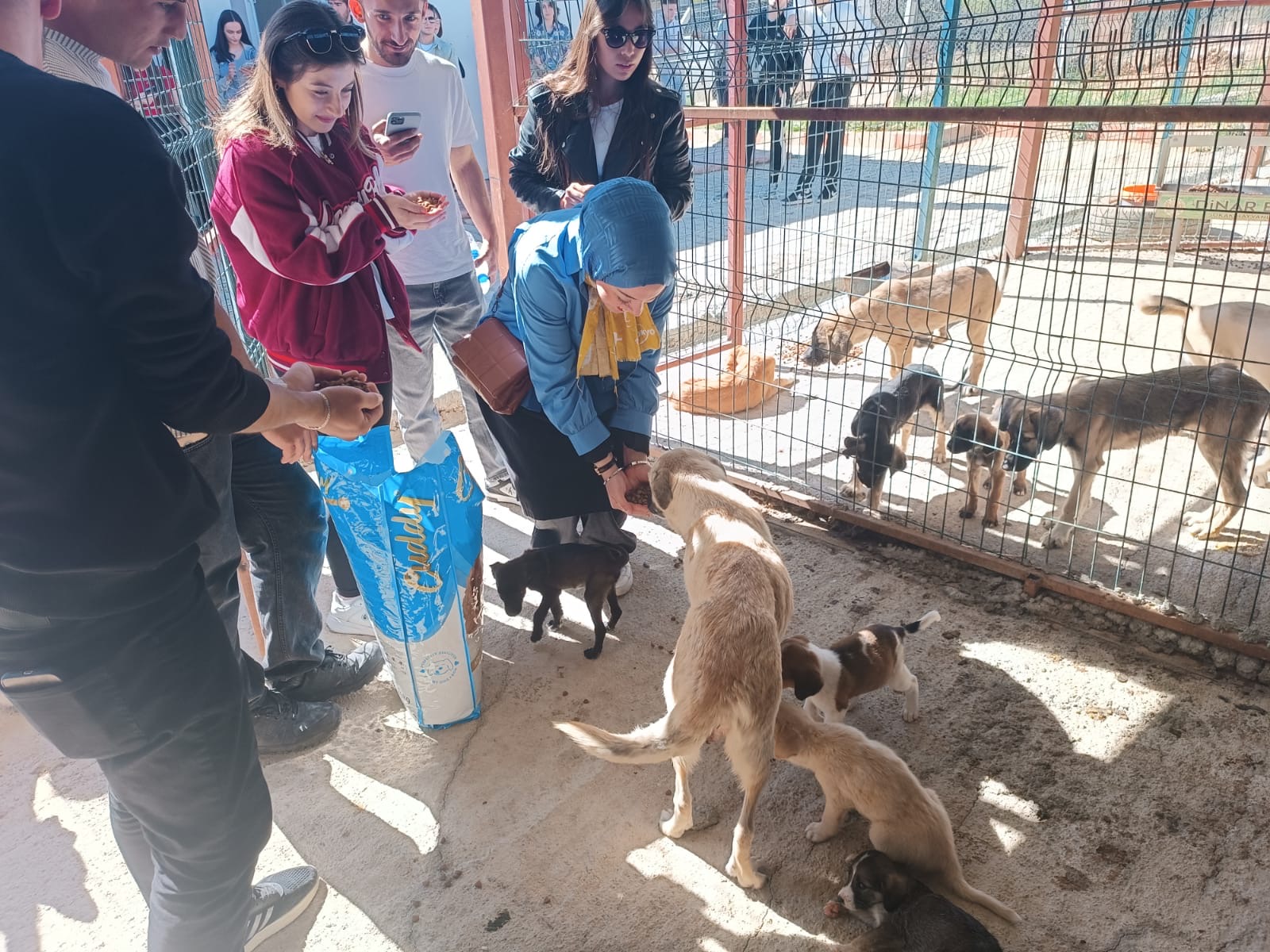 ÜNİVERSİTE ÖĞRENCİLERİNDEN ANLAMLI ZİYARET 