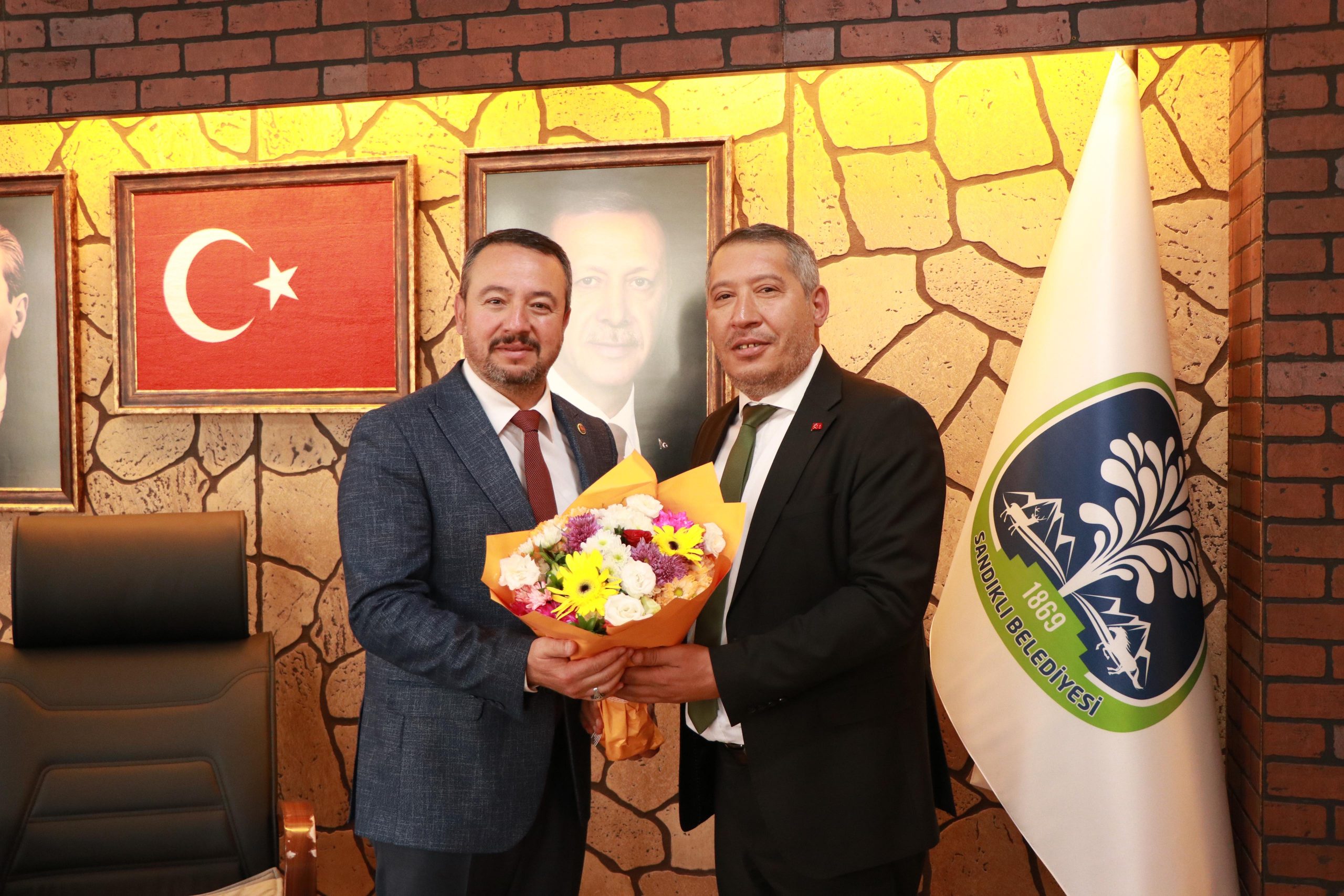 Dinar Belediye Başkanımız Veysel Topçu, Sandıklı Belediye Başkanımız Adnan Öztaş’ı makamında ziyaret etti. 2 4194211071728926802 scaled