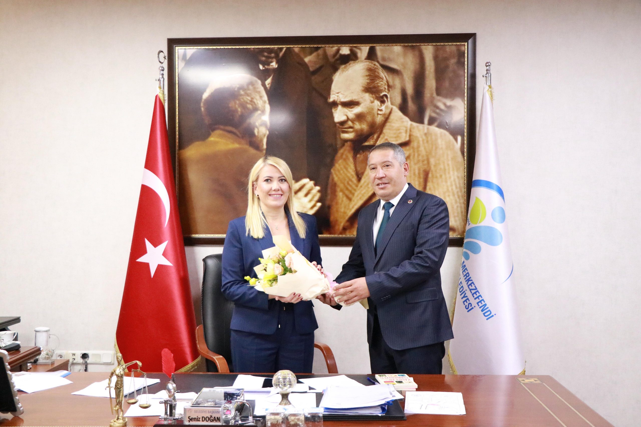 Dinar Belediye Başkanımız Veysel Topçu, Merkezefendi Belediye Başkanımız Şeniz Doğan’ı makamında ziyaret etti. 2 Baskan Seniz 1 scaled