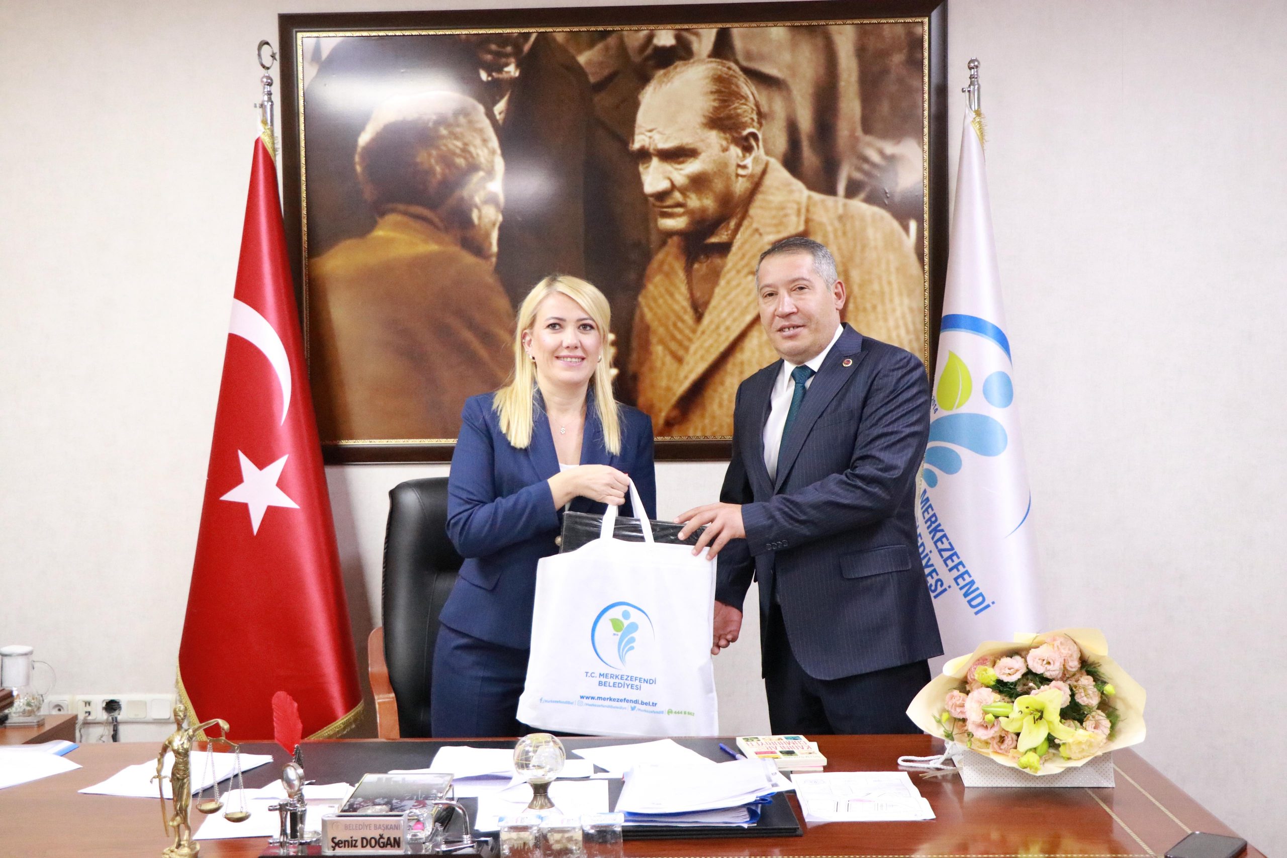 Dinar Belediye Başkanımız Veysel Topçu, Merkezefendi Belediye Başkanımız Şeniz Doğan’ı makamında ziyaret etti. 3 Baskan Seniz 2 scaled