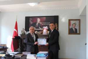 KAYMAKAM DURU’DAN İLÇE TARIM MÜDÜRLÜĞÜ PERSONELİ BAŞARI BELGESİ