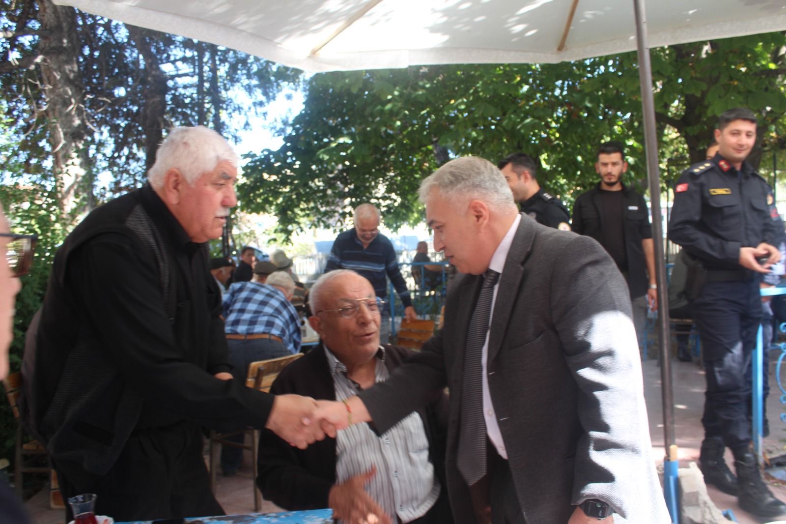 KAYMAKAM DURU ESNAF ZİYARETLERİNE DEVAM EDİYOR. 2 Kaymakam 1