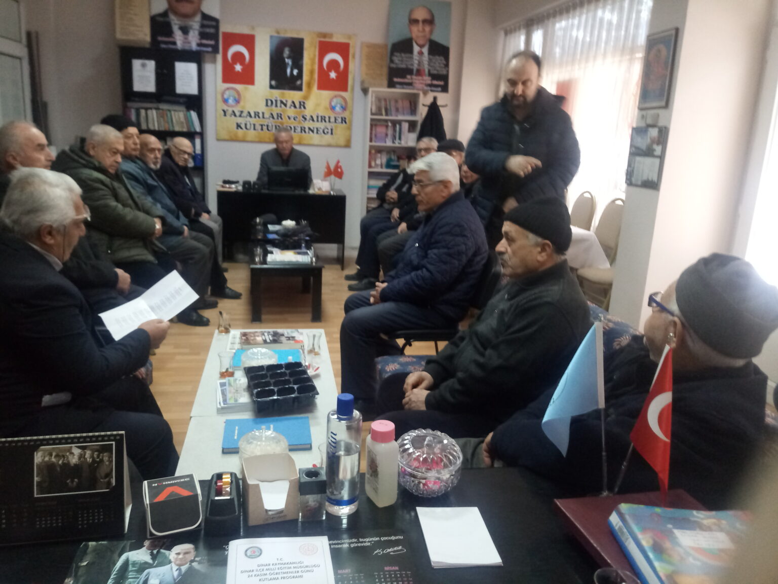 DİNAR YAZARLAR VE ŞAİRLER KÜLTÜR DERNEĞİNCE ÖĞRETMENLER GÜNÜ PROGRAMI ÜYLERİNİNKATIL İLE YAPILDI 3 2024 ogretmenler gunu 3 1536x1152 1