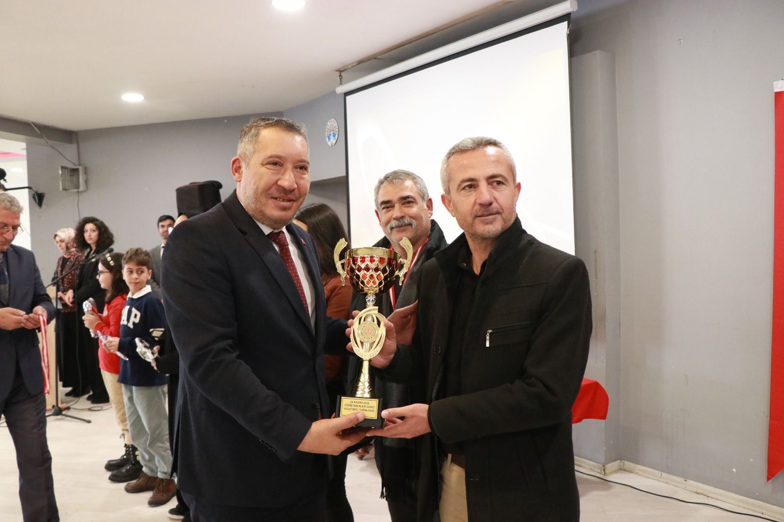 Dinar Belediye Başkanı Veysel Topçu, 24 Kasım Öğretmenler Günü Programlarına Katıldı