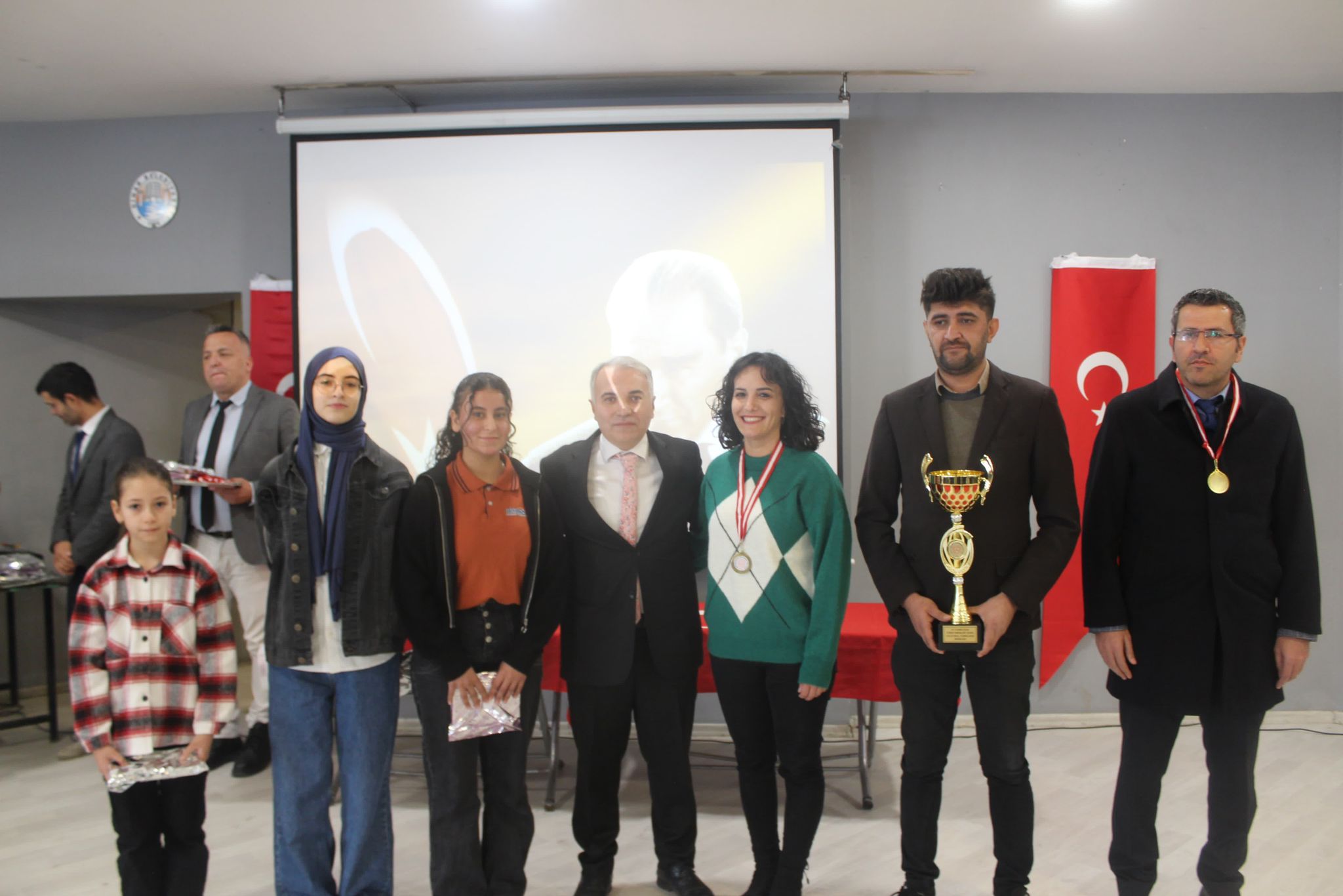 24 KASIM ÖĞRETMENLER GÜNÜ ÇEŞİTLİ ETKİNLİKLERLE KUTLANDI. 10 ogretmen 2 Kopya