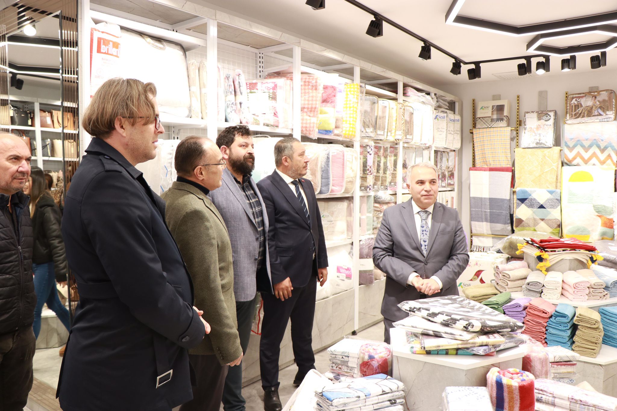 KAYMAKAM DURU, BÈNÈVOLE EV TEKSTİL&KOZMETİKİN AÇILIŞINA KATILDI 3 14778250751734502924