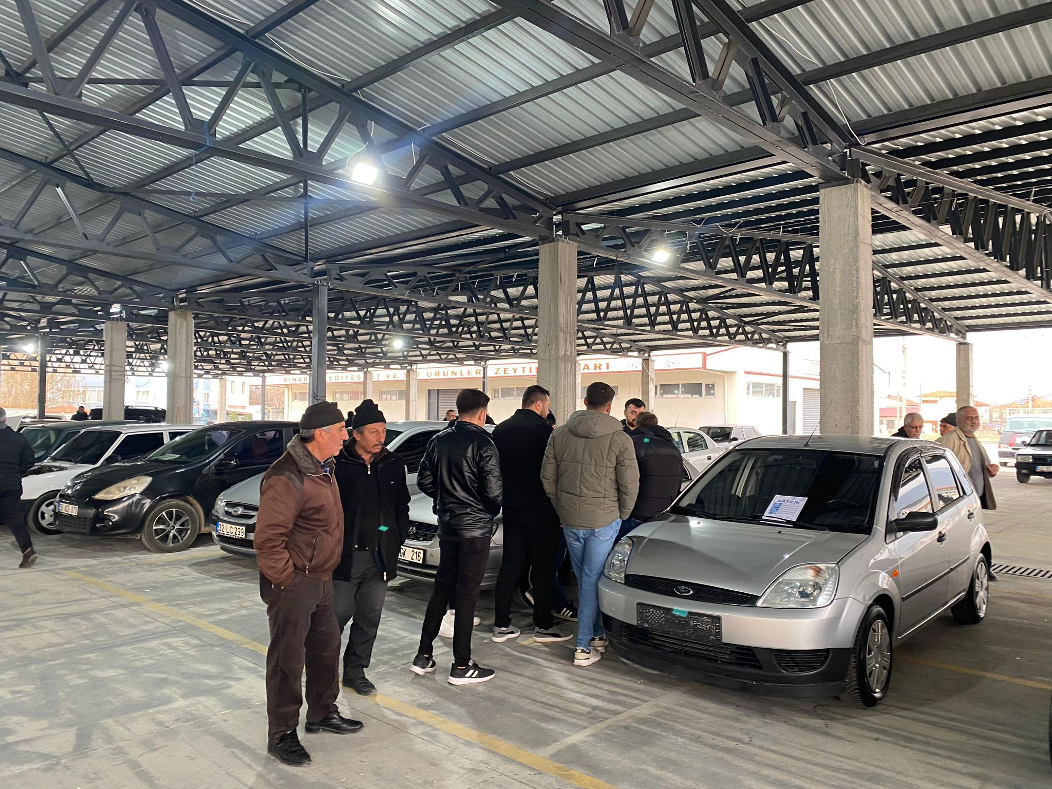 Dinar Açık Oto Pazarı 2. Haftasında Yoğun İlgi Gördü