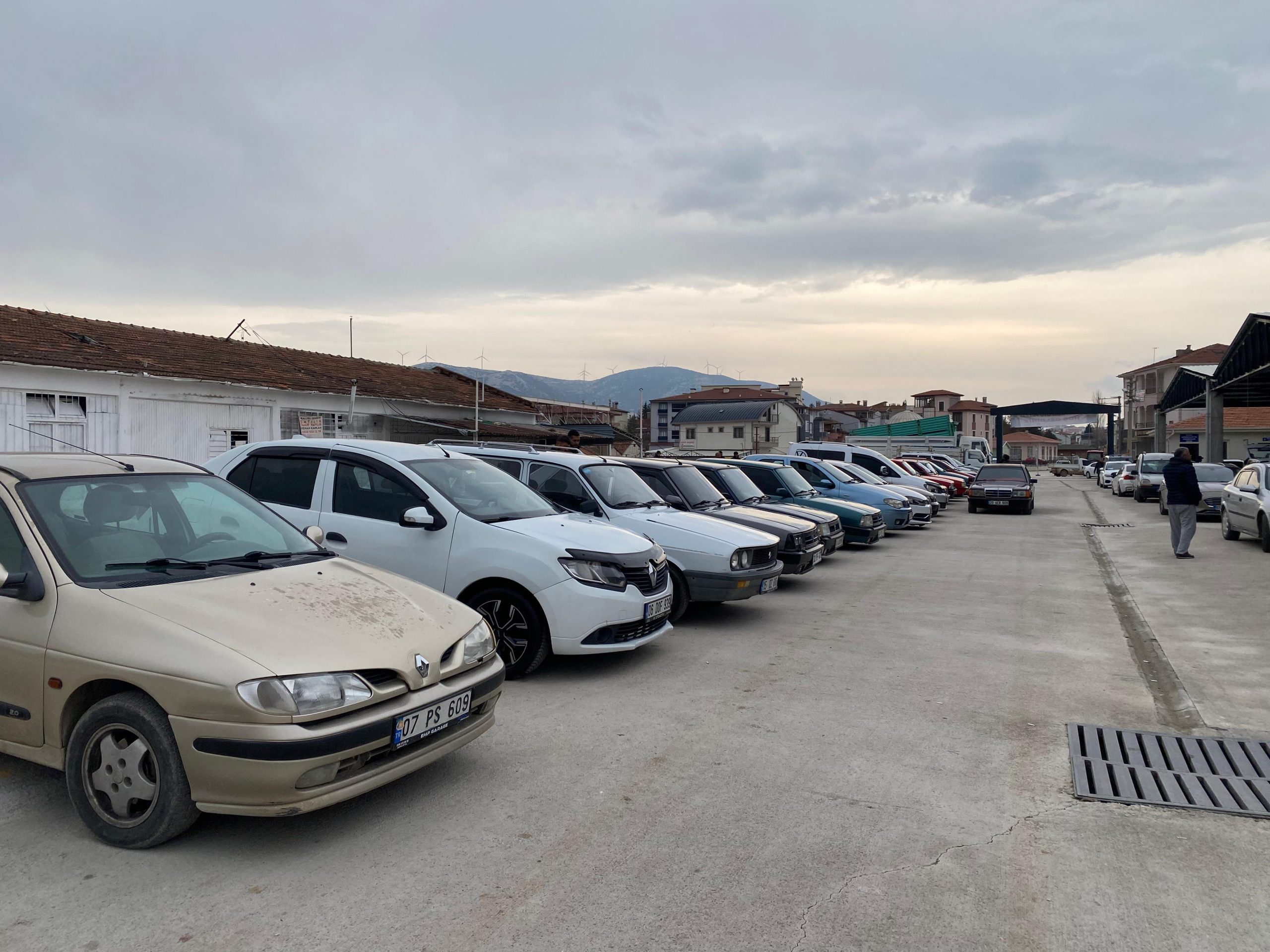 Dinar Açık Oto Pazarı 2. Haftasında Yoğun İlgi Gördü 4 20534592371733578312 scaled