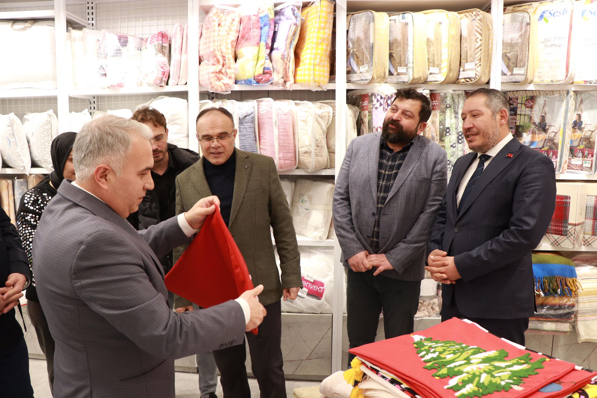 KAYMAKAM DURU, BÈNÈVOLE EV TEKSTİL&KOZMETİKİN AÇILIŞINA KATILDI