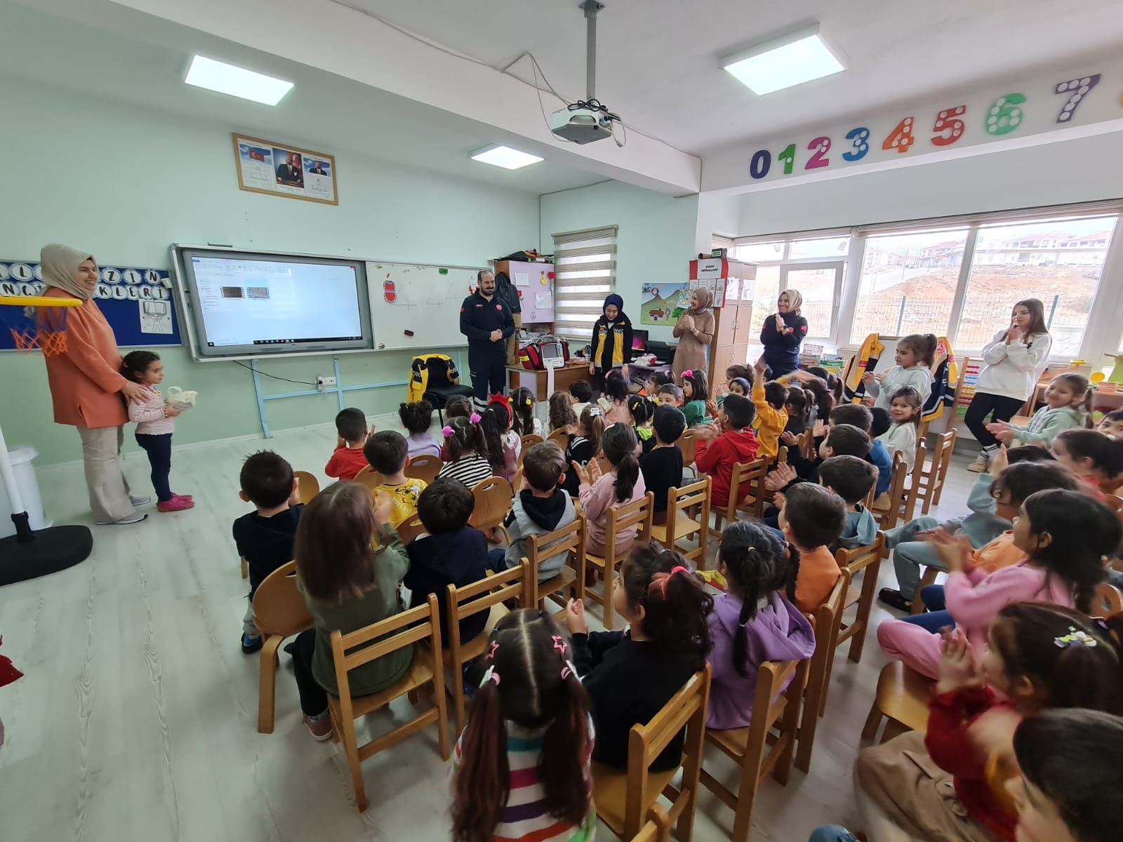 Öğrencilerimizden 112 Acil Sağlık Kahramanlarına Anlamlı Kutlama 11 9807911591733570715