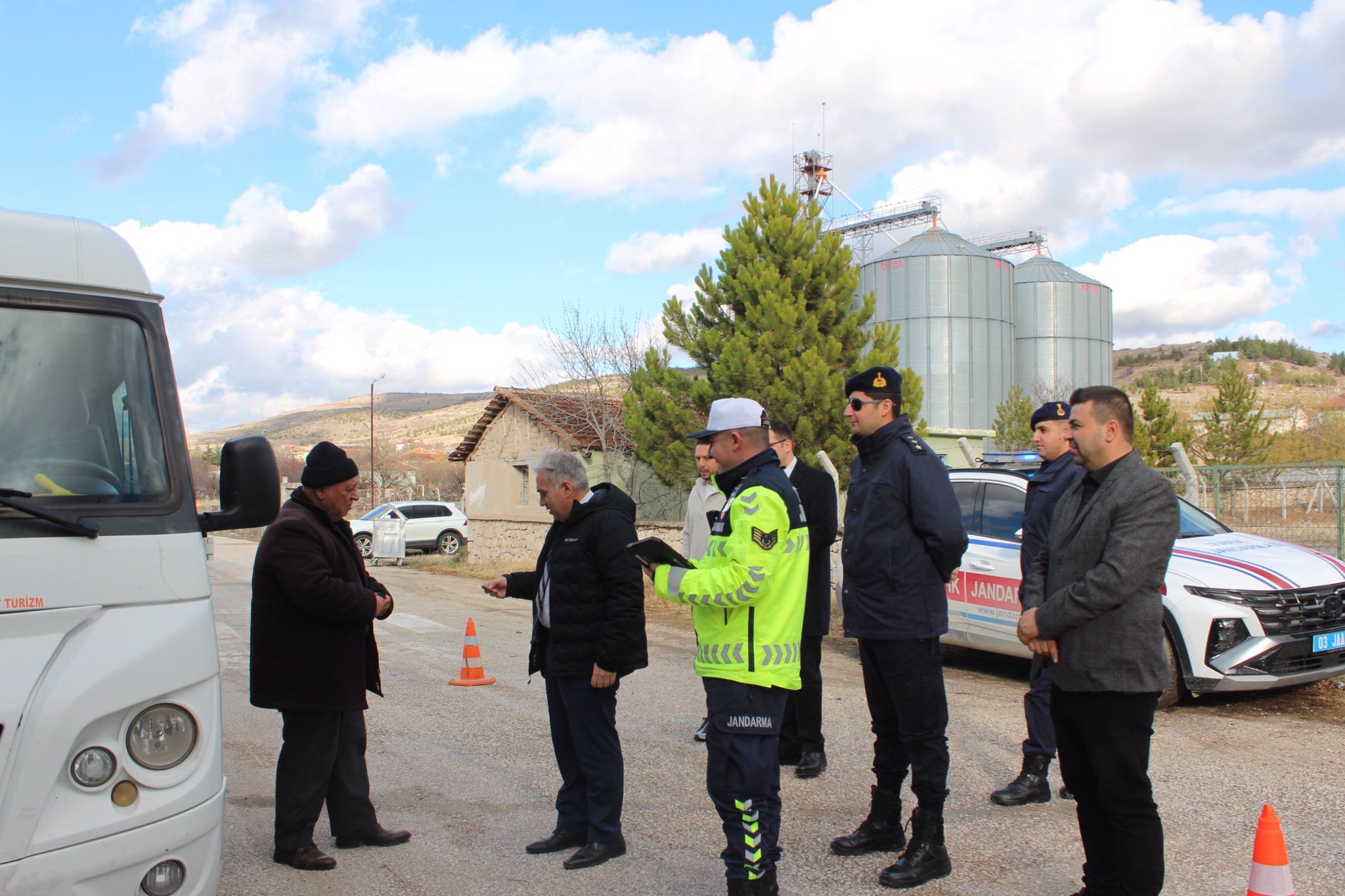 KAYMAKAM DURU OKUL SERVİSLERİ DENETİMİNE KATILDI. 7 Trafik 3 Kopya