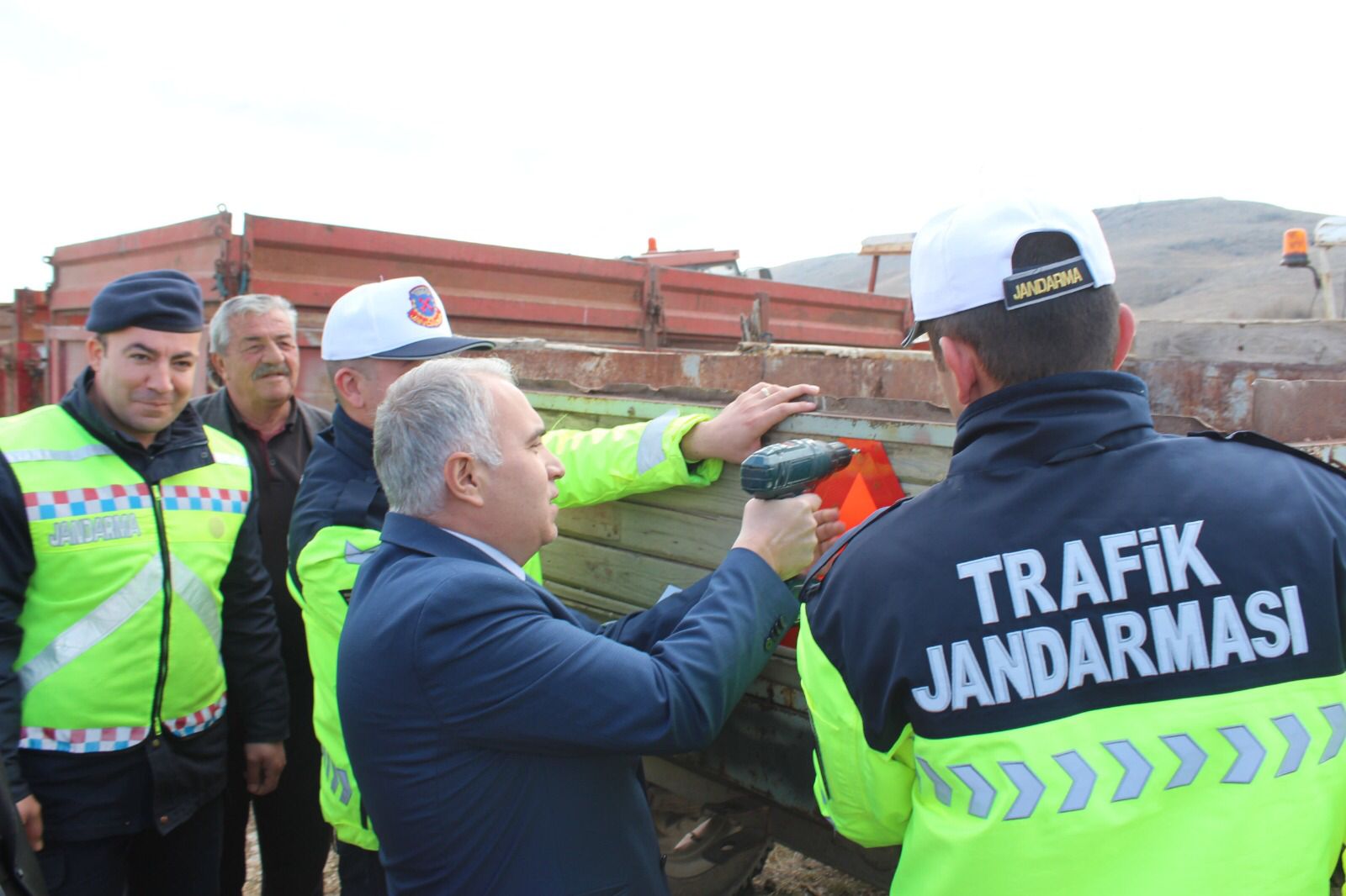 KAYMAKAM DURU OKUL SERVİSLERİ DENETİMİNE KATILDI. 4 Trafik 5 Kopya