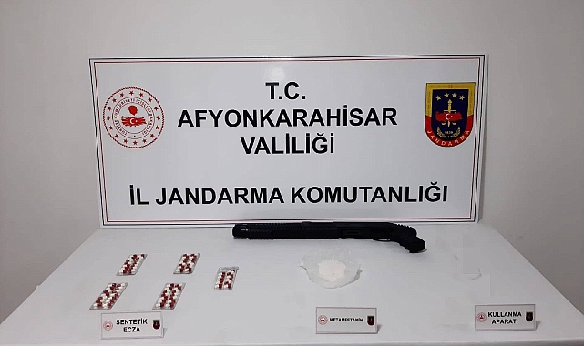 Afyonkarahisar’da Şüpheli Araçta Yasadışı Eşyalar Ele Geçirildi